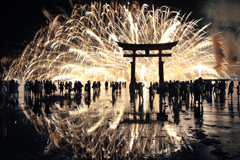 写真：第44回キヤノンフォトコンテスト（2010年） グランプリ作品  田中昭三「花火に包まれて」