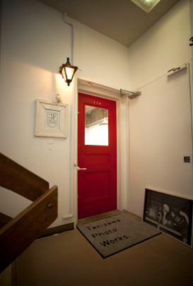 入り口のドアは、かわいらしい赤に。「どんな写真館なのだろう」とワクワクさせる演出だ。