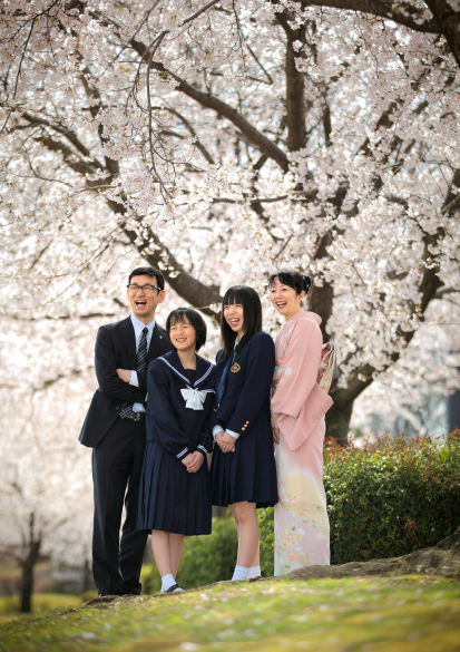 入学式当日、会場へ向かう前に撮らせていただきました。 10年20年後にも、その日の光景が目に浮かぶような、桜の花の色や香りの記憶が甦るような、そんな記念写真を撮りませんか？