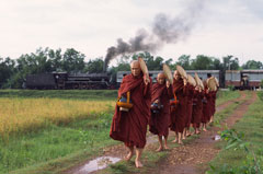 「托鉢と一番列車」ミャンマー・ペグー県  マダァウク支線（1998年11月）