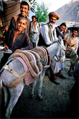 写真：© 「シルクロード 心の旅」より「市場の人たち《アフガニスタン・ファイザバード》」（撮影年：2001年）© Tanuma Twakeyoshi