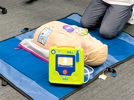 AED(自動体外式除細動器)とトレーニング用マネキン