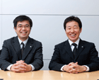 キヤノンMJ グループのPC 利用環境に関するインフラの構築・運用管理に携わるIT インフラ部コンピュータインフラ第一課の藤原悟氏(左)と鈴木司氏(右)。