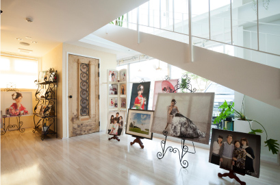1階ロビーにはお客さまのイメージをふくらませる作品が展示されている。