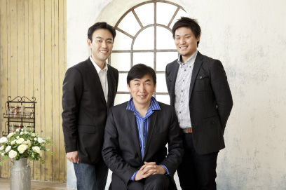 左から、店長でフォトグラファーの伊藤太一氏、代表取締役社長の西太一氏、ムービークリエイターの林浩司氏。