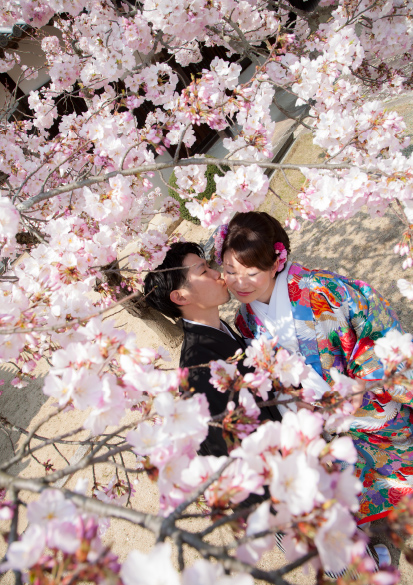 桜満開。とても春を感じる日、自然とお二人も春っぽい暖か色の雰囲気になっていきました。