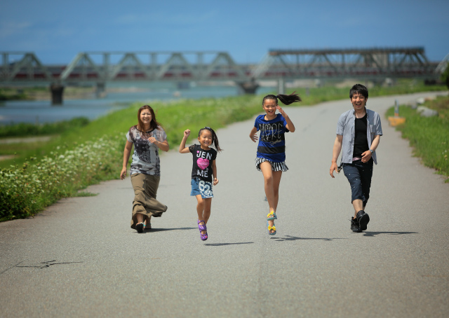 家族の記念写真は、外での撮影がオススメ!みんなで走ってみると、大人も子供もいつもの笑顔に。