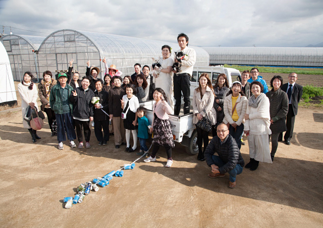 農場で親しい友人を呼んで、人前結婚式をされたお二人。とても楽しい式でした。