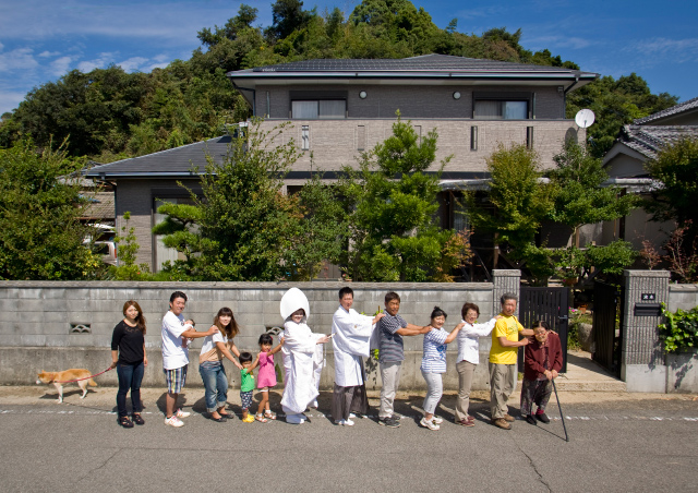 新婦さんが生まれ育った興居島の自宅で前撮りしました。