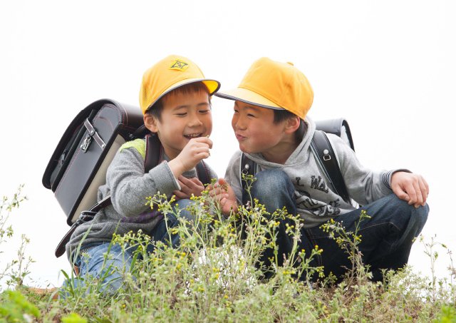 初々しい一年生、りゅうのすけ君とはる君の通学路ロケーションフォト。