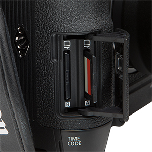 図:デュアルSDカードスロット