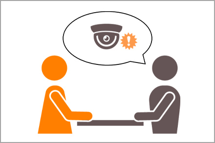 ネットワークカメラで確認した正確な情報を先生が保護者さまに伝えている