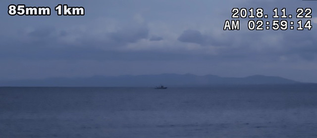 海に浮かぶ1km先の船を撮影した超高感度カメラの画像。