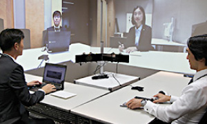 Web会議システムとプロジェクターを駆使して、より臨場感のあるWeb会議を実現
