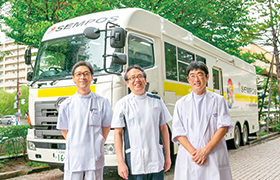 中:技師長 高橋 伸之様 右:主任 湯口 直也様 左:主任 南出 昌彦様