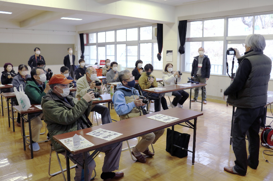 21年12月12日 岩手県下閉伊郡岩泉町にて アルバム紹介 みんなの笑顔プロジェクト サステナビリティ キヤノンマーケティングジャパン株式会社 21年12月12日 岩手県下閉伊郡岩泉町にて アルバム紹介 みんなの笑顔プロジェクト サステナビリティ キヤノンマーケティングジャパン株式会社
