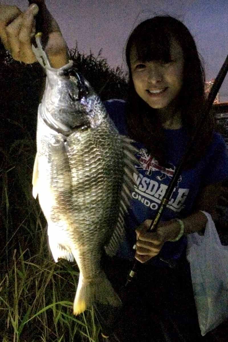 夜釣りの高本さんと魚