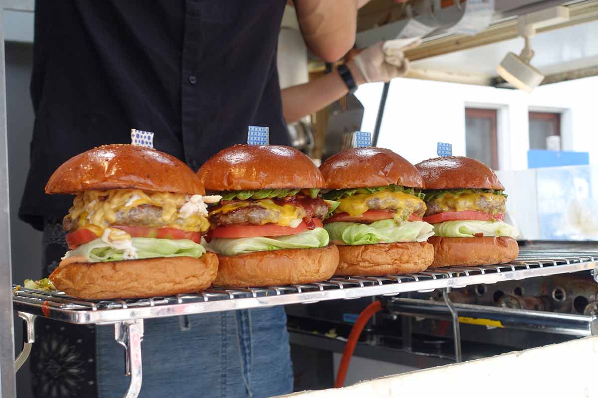 4つのハンバーガーが並んだ写真