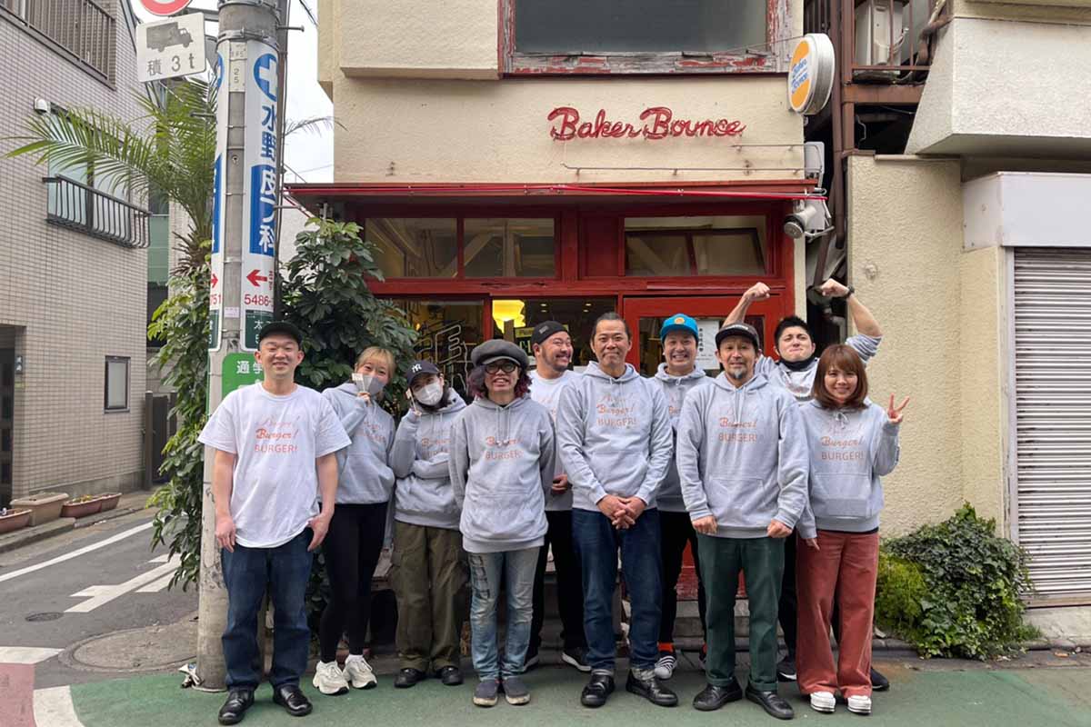 人気ハンバーガー屋3店のコラボイベントをプロデュースした時のメンバーとエリさんの写真
