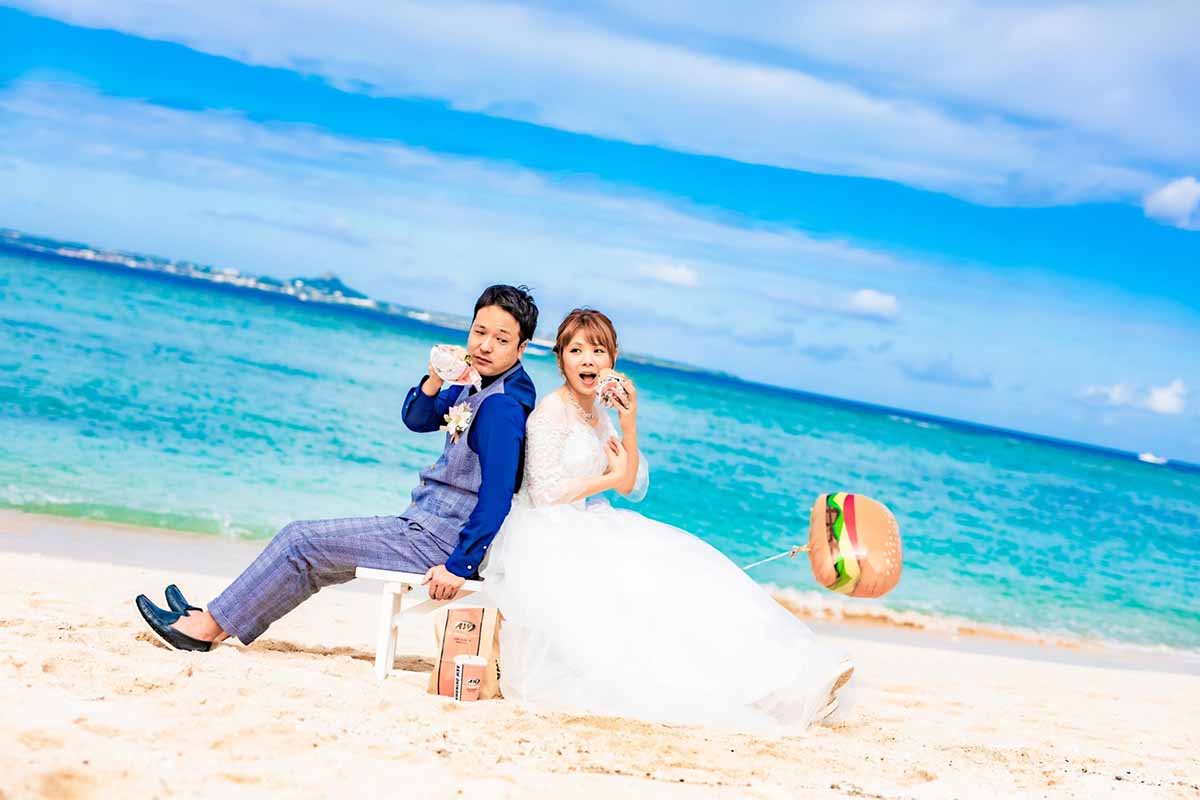 ハンバーガーのバルーンとエリさんご夫婦のウェディングフォト