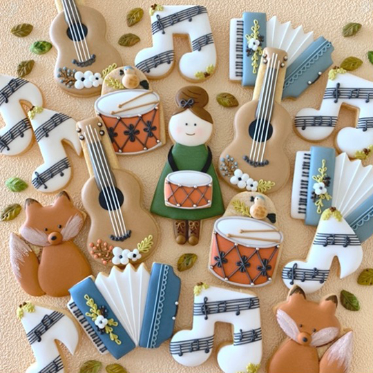 お団子のFioccoちゃんとたくさんの楽器や動物のアイシングクッキーの写真
