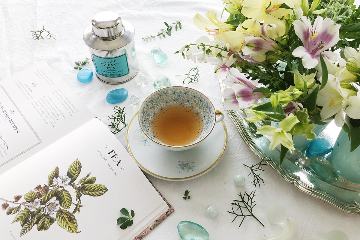 本と紅茶と花