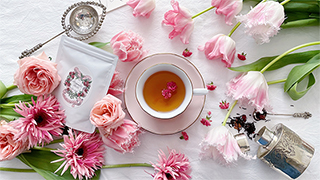紅茶とピンクの花の写真