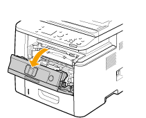 前カバーを開ける操作を説明している図