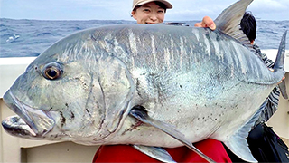 高本さんと釣り上げた巨大魚の写真